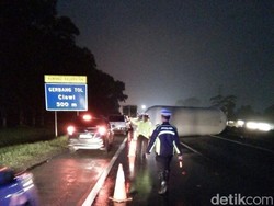 Muatan LPG dari Tangki LPG yang Terguling di Tol Jagorawi Dipindahkan