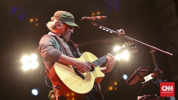 Iwan Fals membuka acara HUT 17 Transmedia.
