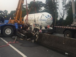 Evakuasi Truk LPG, Lalu Lintas Tol Jagorawi Arah Jakarta Macet 6 Km