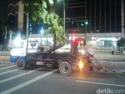 Truk Sampah yang Tabrak Separator TransJ di Warung Buncit Mulai Diderek
