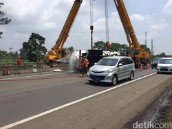 4 Crane Dikerahkan Angkut Truk LPG yang Tutup Tol Jagorawi, Lalin Masih Macet