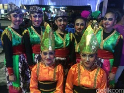 Melatih Mental Anak Lewat Pentas Seni di Pelataran Pantai Ampenan Mataram