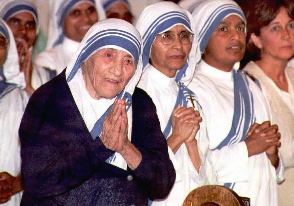 Picture taken 12 June 1996 shows Mother Teresa (L) smiling during mass at the Sacred Heart Catholic Church in Atlanta, Georgia. Mother Teresa died 06 September of cardiac arrest at age 87, according to a CNN report.   / AFP PHOTO / DOUG COLLIER