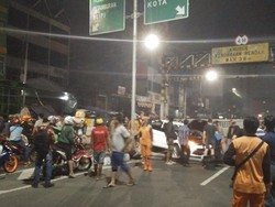 Bruk! Mobil Tabrak Separator dan Tiang Listrik Hingga Roboh di Tanah Abang