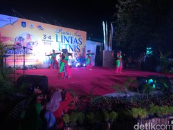 Saat Masyarakat NTB Antusias Saksikan Aksi Penari Cilik di Pantai Ampenan