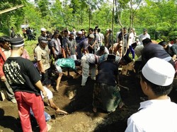 Enam Jenazah Korban Kecelakaan di Probolinggo Dimakamkan Berdampingan