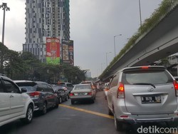 Perempatan Pancoran Lalin Stuck, Macet Panjang Terjadi