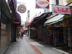 Serunya Belanja Aneka Suvenir dan Kue di Desa Kuno Macau
