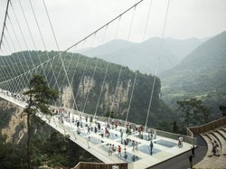 Kebanyakan Pengunjung, Jembatan Kaca Terpanjang Sedunia Di China Ditutup