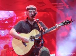 Aksi Iwan Fals di Konser Perayaan HUT ke-55