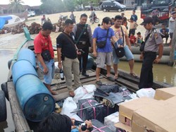 Polisi Sita Ribuan Miras Bermerek dari Kapal yang Karam di Sungai Kampar