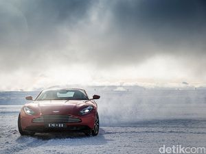 Menari di Es dengan Aston Martin Menari di Es dengan Aston Martin