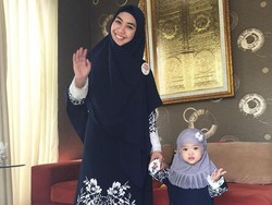 Foto: Kompak Berbusana dengan Anak Ala Selebriti Berhijab