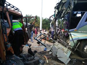 Sopir Bus Ugal-ugalan Tabrak Truk Fuso, 4 Orang Tewas di Riau