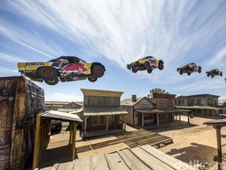 Rekor Dunia, Mobil Terbang Sejauh 115 Meter