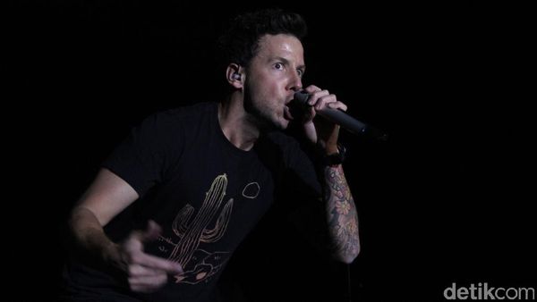 Berlompat Ria di Konser Simple Plan di Jakarta
