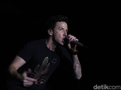 Berlompat Ria di Konser Simple Plan di Jakarta