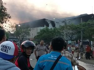 Gudang Ban di Tangerang Masih Terbakar, Lalin Daan Mogot ke Bandara Macet