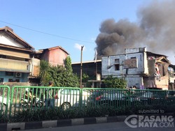 Kebakaran Landa Permukiman Padat di Kota Bambu Jakbar, Jl KS Tubun Macet