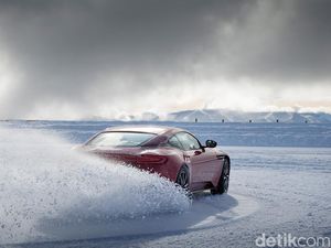 Menari Bersama Aston Martin di Lautan Es Menari Bersama Aston Martin di Lautan Es