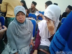 Kedatangan 10 Calon Haji via Filipina di Pasuruan Diwarnai Derai Air Mata