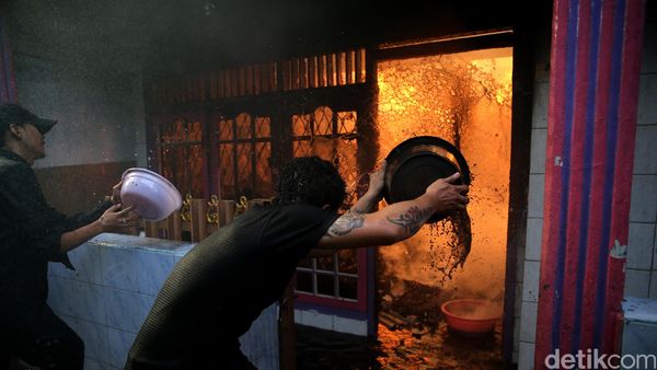 Kebakaran Landa Permukiman Padat di Jakbar