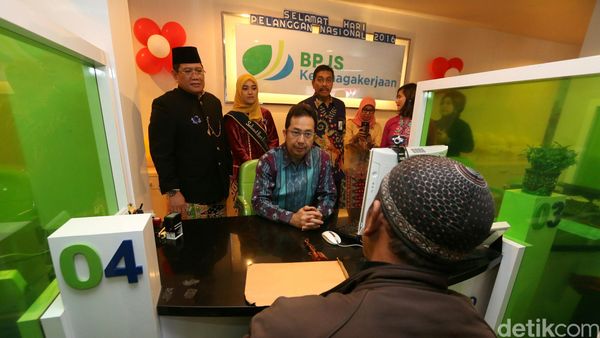 Direktur BPJS TK Layani Peserta di Hari Pelanggan