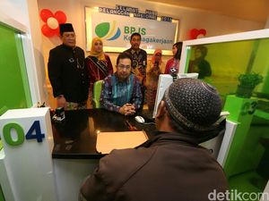 Direktur BPJS TK Layani Peserta di Hari Pelanggan