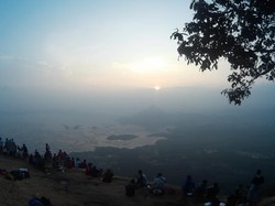 Menikmati Indahnya Waduk Jatiluhur dari Gunung Lembu