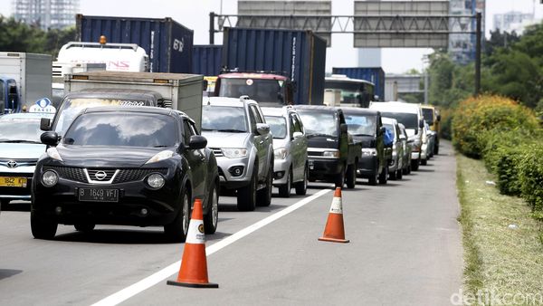 Tiang Rambu Lalin Sudah Digeser, Lalin Masih Macet