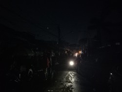 Usai Kebakaran, Listrik Rumah Warga di Kota Bambu Jakbar Padam