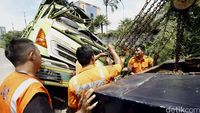 Truk Tabrak Tiang Rambu Lalin di Tol Merak