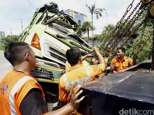 Truk Tabrak Tiang Rambu Lalin di Tol Merak