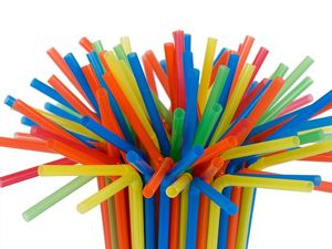 Wajib Tahu! 5 Alasan Sebaiknya Berhenti Pakai Sedotan Plastik