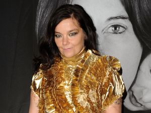 Dilecehkan Sutradara, Bjork Mengaku Kerap Dibelai dan Dikirim Gambar Seks Dilecehkan Sutradara, Bjork Mengaku Kerap Dibelai dan Dikirim Gambar Seks