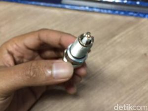 Busi Unik Buatan Bosch, Ada 4 Elektroda Busi Unik Buatan Bosch, Ada 4 Elektroda