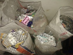 Polisi Bongkar Peredaran Obat Kedaluwarsa di Pasar Pramuka