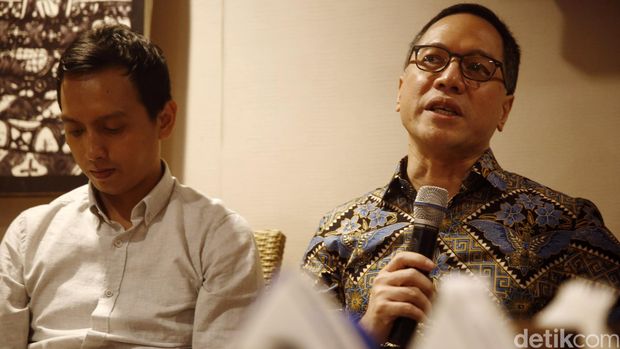Member of Commission I DPR from the Hanura Faction Arief Suditomo from the Hanura Faction (center) together with Imparsial Director Al Araf (left) and Political Observer Director Intrans Andi Saiful Haq (right) were speakers in the themed discussion 