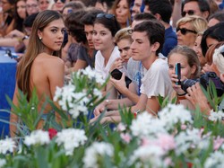 Foto: Putri Sylvester Stallone Tebar Pesona di Venice Film Festival
