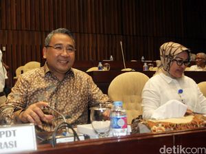 Mendes Rapat Kerja dengan Komisi V DPR Mendes Rapat Kerja dengan Komisi V DPR