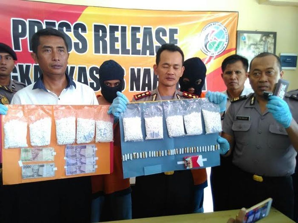 Polisi Sita 10 Ribu Butir Pil Lexotan dari Penumpang Bus Polisi Sita 10 Ribu Butir Pil Lexotan dari Penumpang Bus