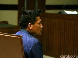 Terlihat Tegang Saat Sidang, PNS Pemilik 19 Mobil Ternyata Sakit Leher
