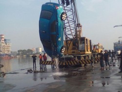 Taksi Biru Nyemplung ke Kolam Dermaga Priok, 4 ABK Penumpang Tewas