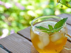 Mau Bikin Es Teh Hijau yang Segar dan Harum? Ikuti Tips Ahli Teh Ini