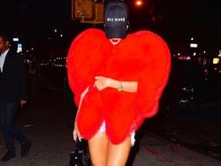 Rihanna Tampil Eksentrik dengan Mantel Merah Berbentuk Hati