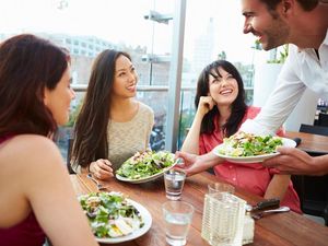Dikabari Mantannya Meninggal, Wanita Ini Malah Pergoki Mantan di Resto