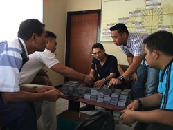 Polisi Tangkap 2 Pria Pembawa Dolar Hitam Rp 20 M di Lombok Barat