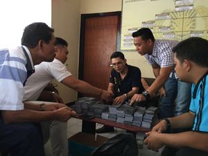 Polisi Tangkap 2 Pria Pembawa Dolar Hitam Rp 20 M di Lombok Barat Polisi Tangkap 2 Pria Pembawa Dolar Hitam Rp 20 M di Lombok Barat