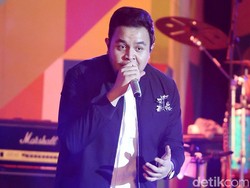 Besok, Kamu Harus Tonton Aksi Panggung Tulus di detikcom!