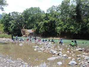 Asyiknya Main Air di Sungai Brayeung, Aceh Besar